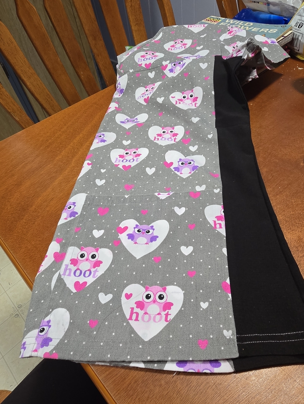 Gray Owl Heart Print Scrub Top with Black Streachy Sides Side Small